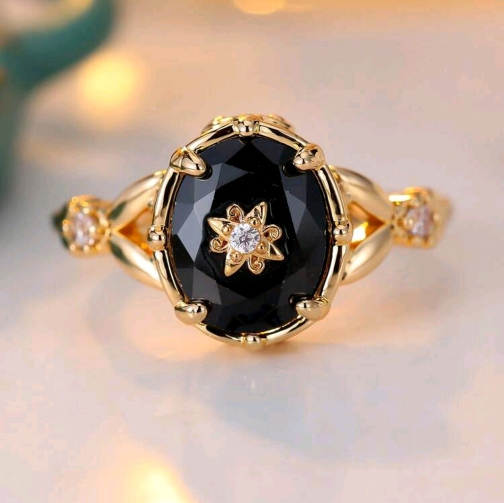 BRAND NEW ** Elegant Black and Gold Ring